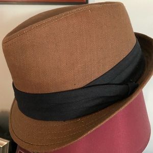 Cute Brown Fedora. Black hat band. Excellent condition.